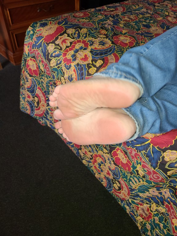 Feet to suck, fuck and worship