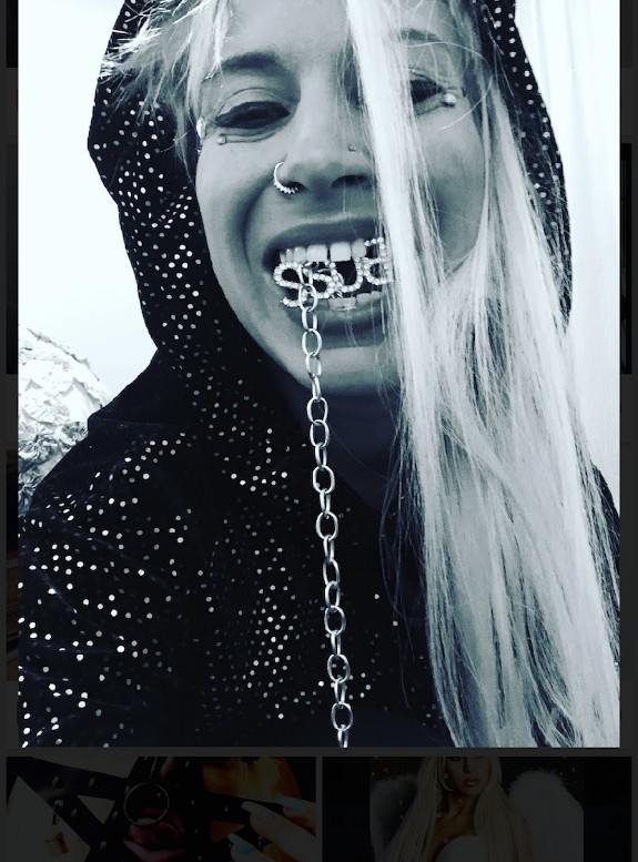 Harley Quinn chillin