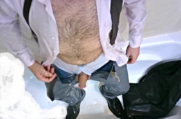 mojado y orinado de traje y corbata y pantalon, en la bañera, polla y huevo