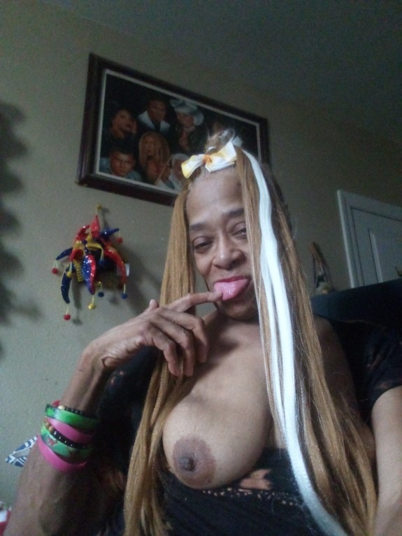 Looking for a DADDY 💕😘 to play.with my Tits photo