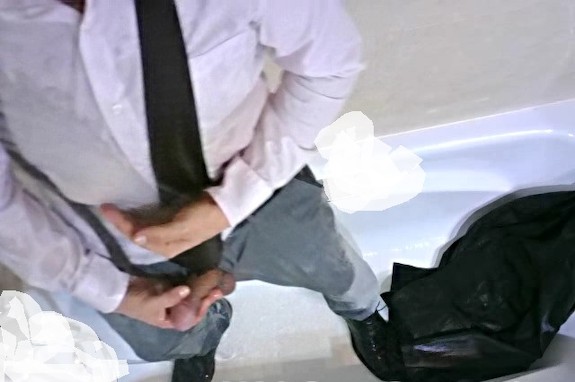 mojado y orinado de traje y corbata y pantalon, en la bañera, polla y huevo