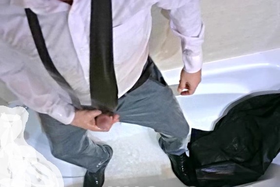 mojado y orinado de traje y corbata y pantalon, en la bañera, polla y huevo