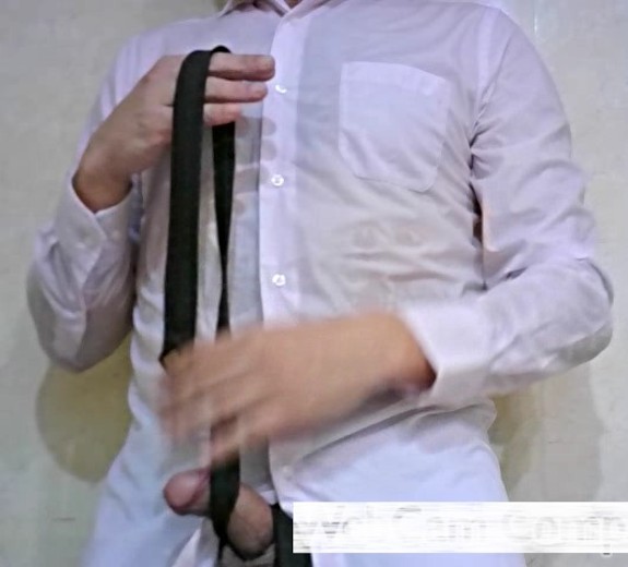 solo con corbata y camisa,mojado y orinado