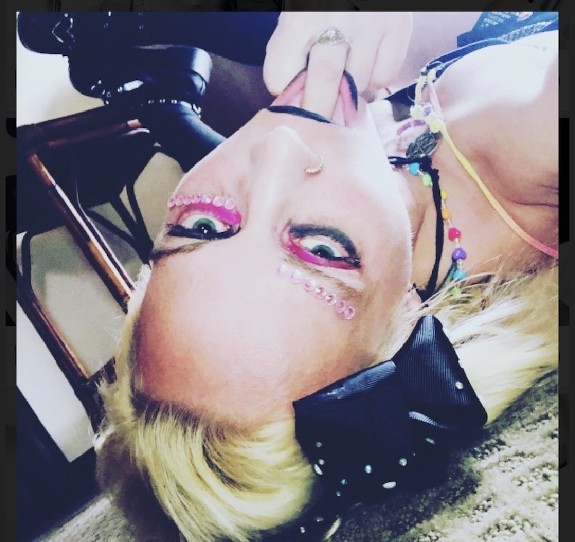 Harley Quinn chillin