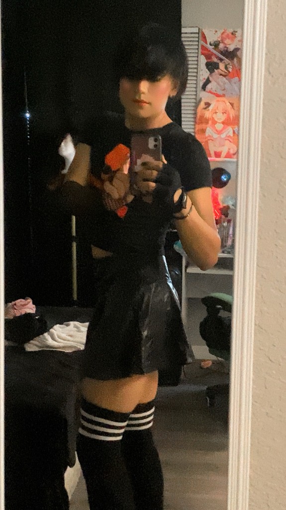 Quieres tocar mis muslos papi pues solo tienes que darme algo de $$ y soy