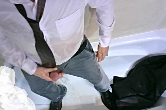 mojado y orinado de traje y corbata y pantalon, en la bañera, polla y huevo