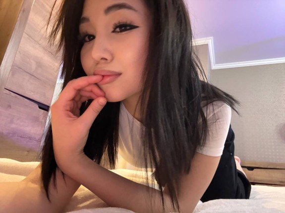 PornHub and Webcam asian model Queenelia