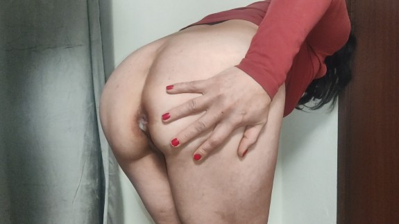 MILF with Big Round Ass gets Anal Creampie