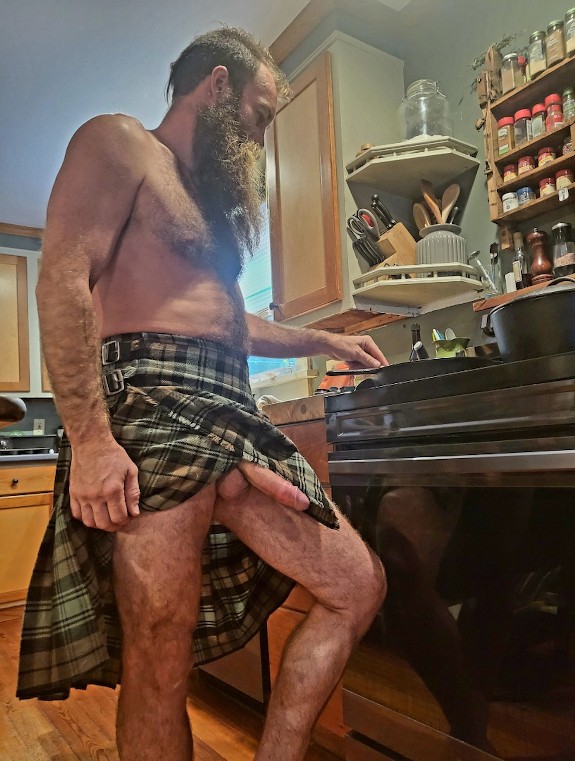 Man in kilt OF russelldunn27 come see it all