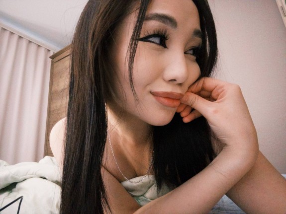 PornHub and Webcam asian model Queenelia