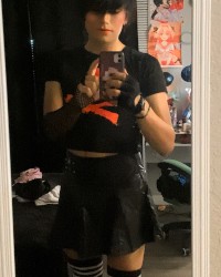 Quieres tocar mis muslos papi pues solo tienes que darme algo de $$ y soy photo