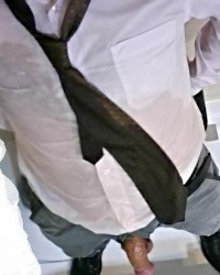 mojado y orinado de traje y corbata y pantalon, en la bañera, polla y huevo photo