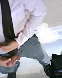 mojado y orinado de traje y corbata y pantalon, en la bañera, polla y huevo photo