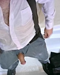 mojado y orinado de traje y corbata y pantalon, en la bañera, polla y huevo photo