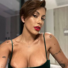 Des stars du porno sexys à poil dans des longs-métrages pornos ...