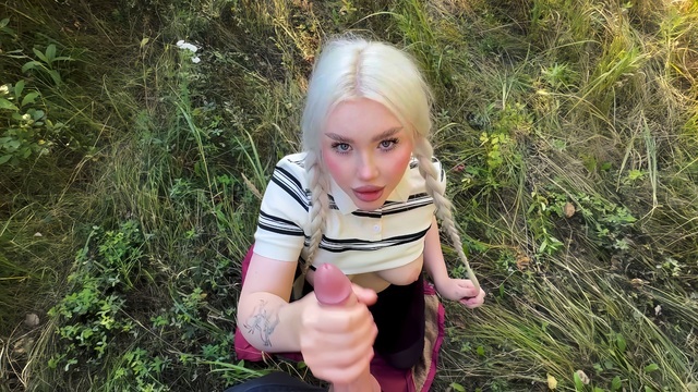 Beauty With A Large Ass Covered The Cost Of The Trip By Having Sex In The Car And The Forest