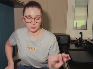 SEXUÁLNĚ SE SVÝM NEVLASTNÍM OTCEM, ZATÍMCO JE MOJE MÁMA NA NÁKUPÁCH