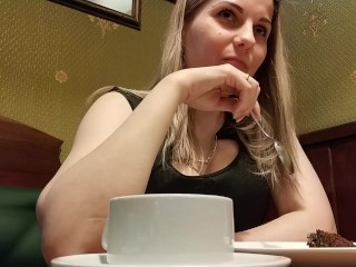 A vibrátor távirányítója nyilvános helyen
