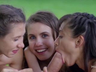 Három cuki lány egy idegennel dugnak a szabadban