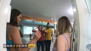 Kučeravá kráska dostane po orále výstrek na tvár | SexVidea.sk