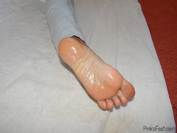 Hot babe with sexy feet and soles foot fetish