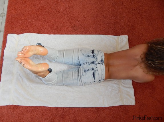 Hot babe with sexy feet and soles foot fetish