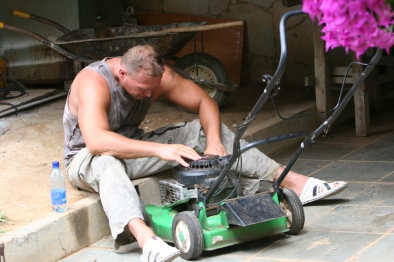 Hot asian girl makes a double penetration into the home garden