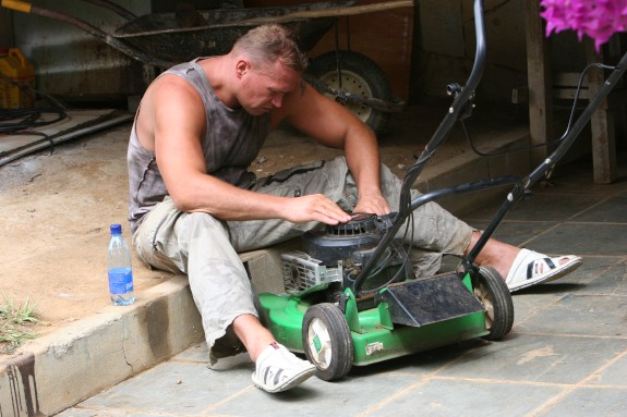 Hot asian girl makes a double penetration into the home garden