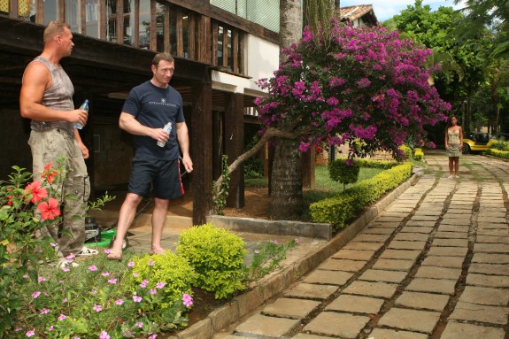 Hot asian girl makes a double penetration into the home garden