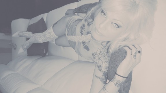 Looking sexy for the guys and girl. A day shoting with my shoe guy and Dom