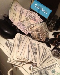 I want a team of 5 woman that want to make good money together. Go getters photo