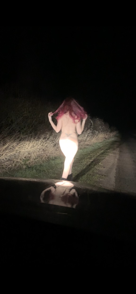 Hot horny milf does voyeur in the car