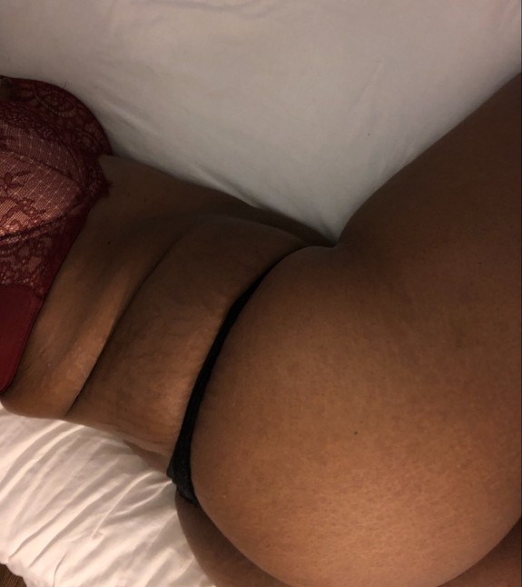 Amateur Sexy ebony MILF
