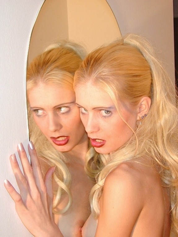 SBM 022 - Theressa blond in studio