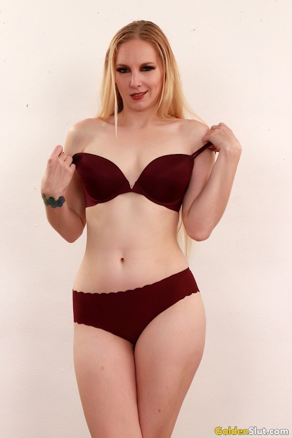 Horny MILF Delerious Hunter takes a stiff cock inside her fleshy pussy