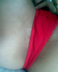 Novia Exitada en Tanga Posa y se Masturba photo