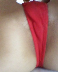 Novia Exitada en Tanga Posa y se Masturba photo