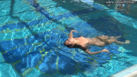 Jessica Lincoln Pt.1 UnderWaterShow