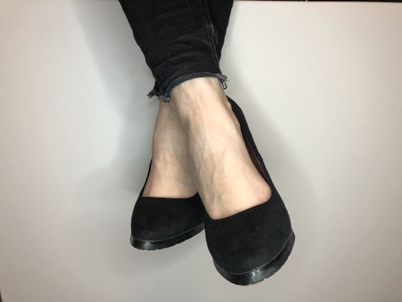 kelly_feet sexy girl show shoes and sweaty feet
