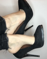 kelly_feet sexy girl show shoes and sweaty feet photo