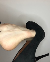 kelly_feet sexy girl show shoes and sweaty feet photo