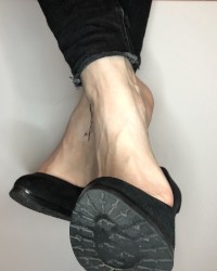 kelly_feet sexy girl show shoes and sweaty feet photo