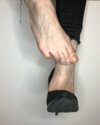 kelly_feet sexy girl show shoes and sweaty feet photo