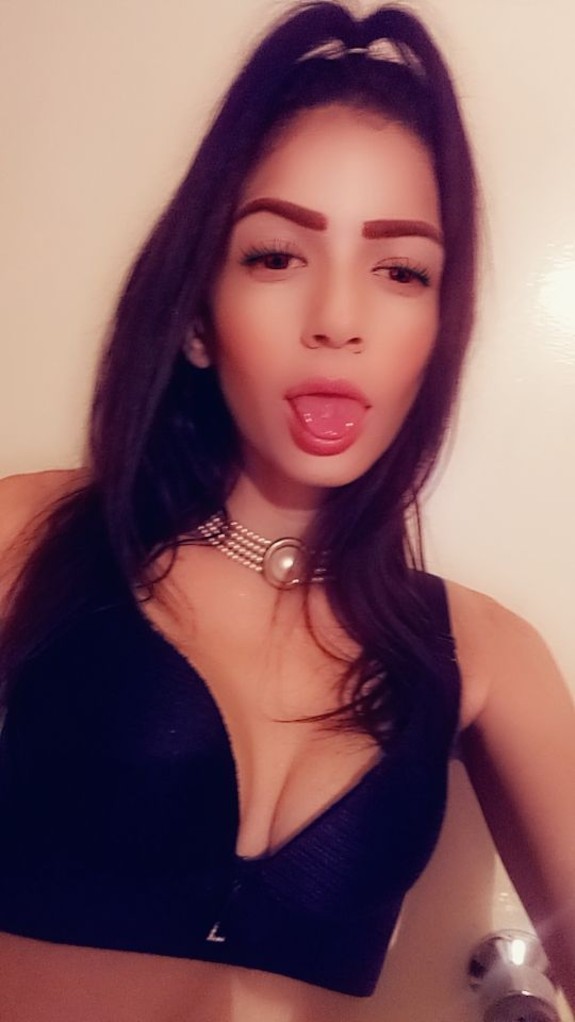 Jugando con mi coño, mostrando mi cuerpo