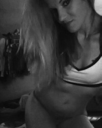  With Huge Ass Takes Sexy Nude Selfies For Boyfriend photo