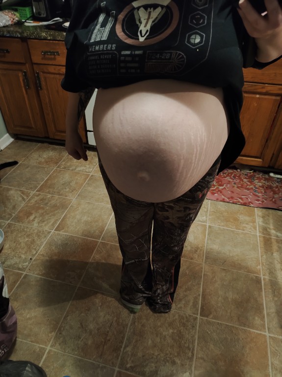 Cum on that pregnant pussy