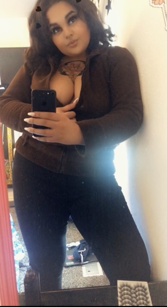 Onlyfans Latina shows tits. Subscribe to see video photo