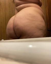 PAWG bathroom selfies photo