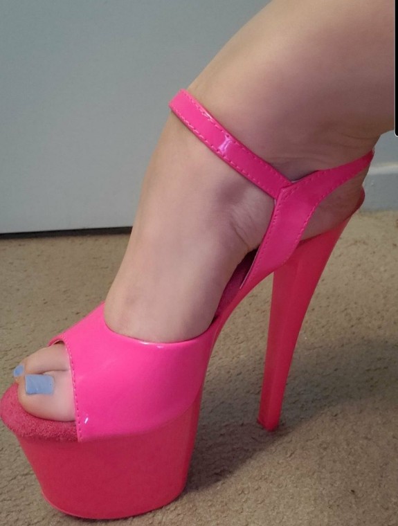 Come worship my feet and lips on AVN my pets