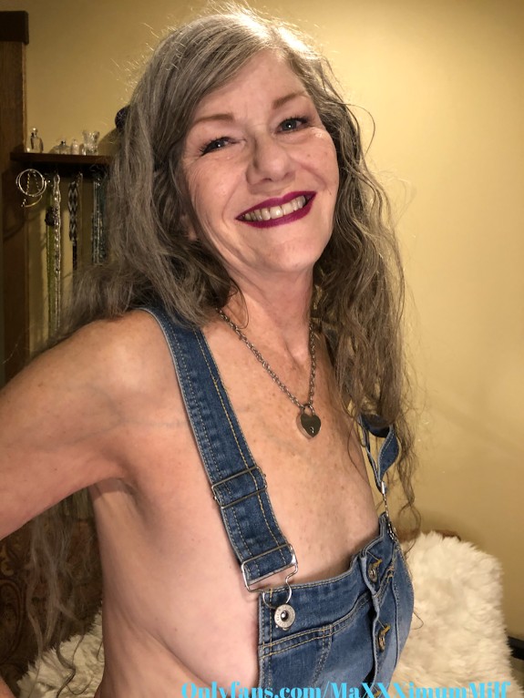 Sexy Mature Milf Friday Flash photo